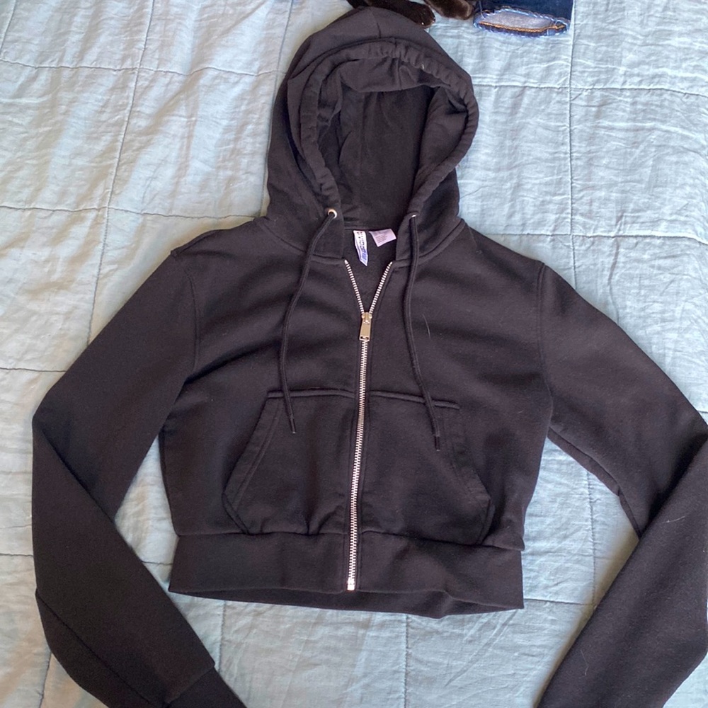 NWOT H&M Divided Basics cropped black hoodie size M
